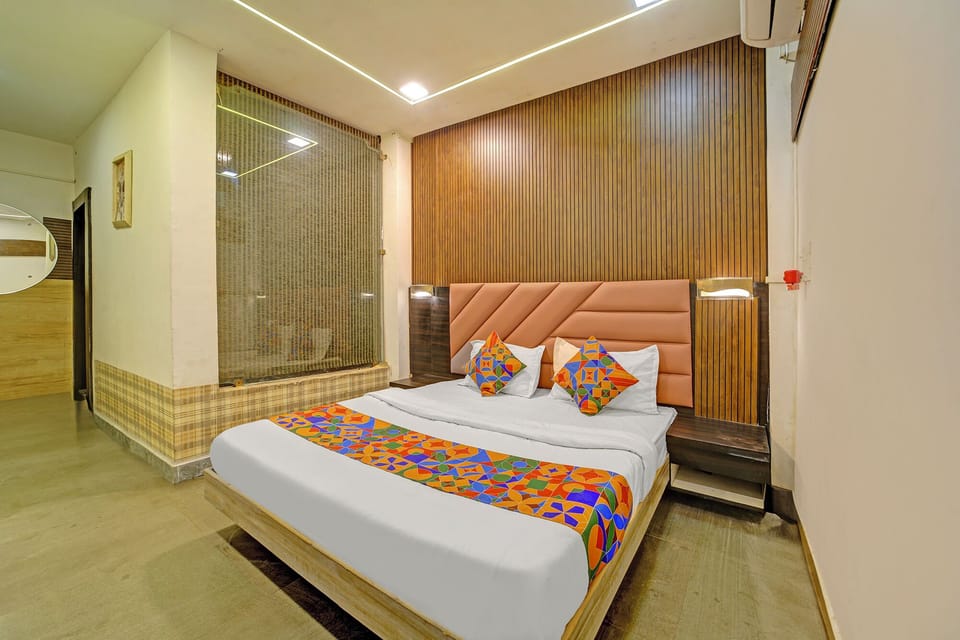 Deluxe Room | Egyptian cotton sheets, premium bedding, in-room safe, WiFi (free)
