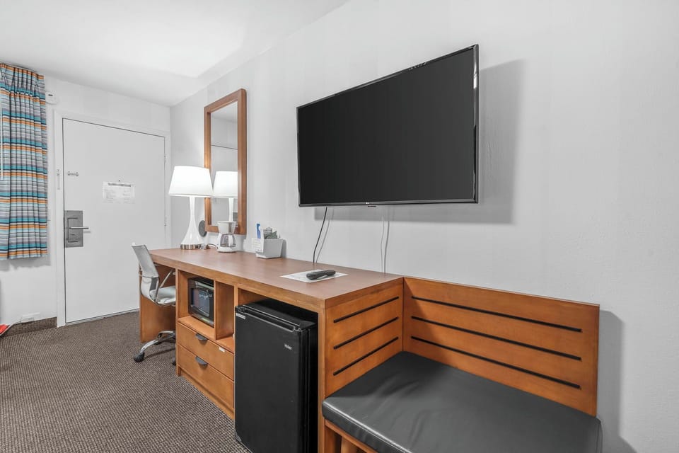 Suite, 1 King Bed (2 Rooms) | Desk, blackout drapes, free WiFi, bed sheets