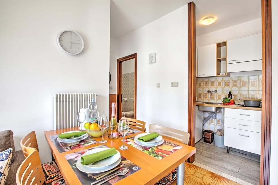 Standard Apartment, 1 Bedroom, Balcony (Casa Silvia 50m From The Lake) | Dining