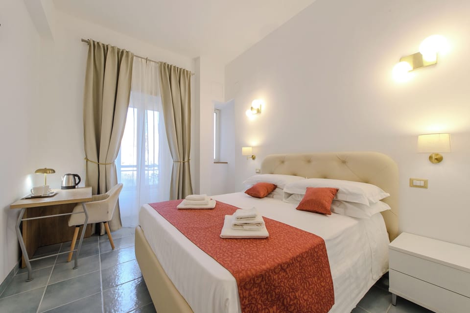 Classic Double Room | In-room safe, desk, laptop workspace, blackout drapes