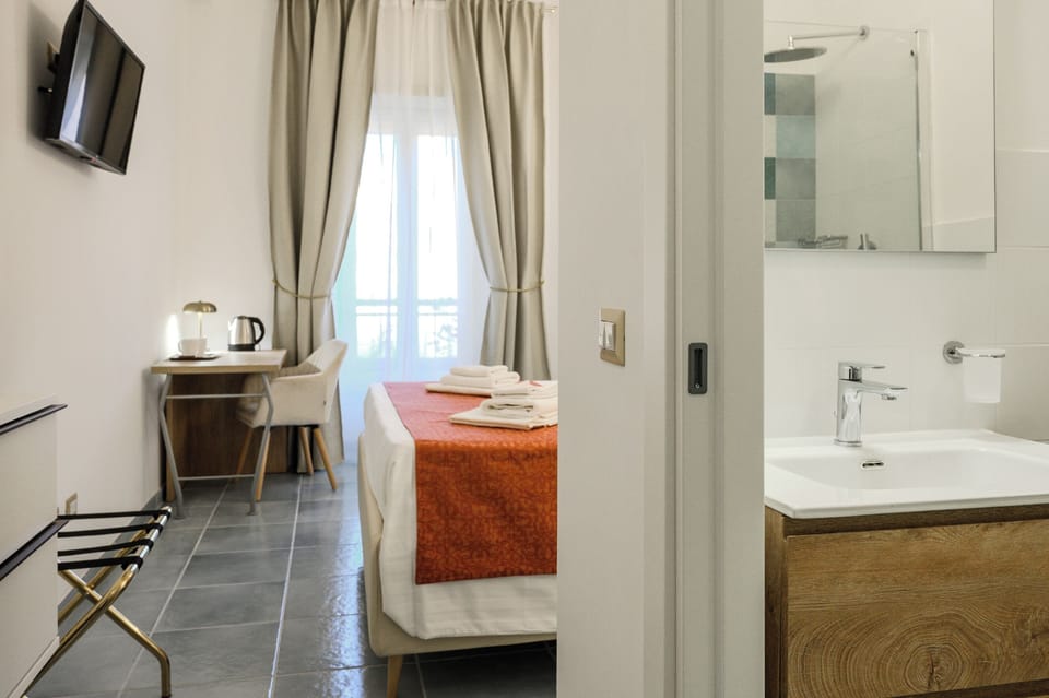 Classic Double Room | In-room safe, desk, laptop workspace, blackout drapes