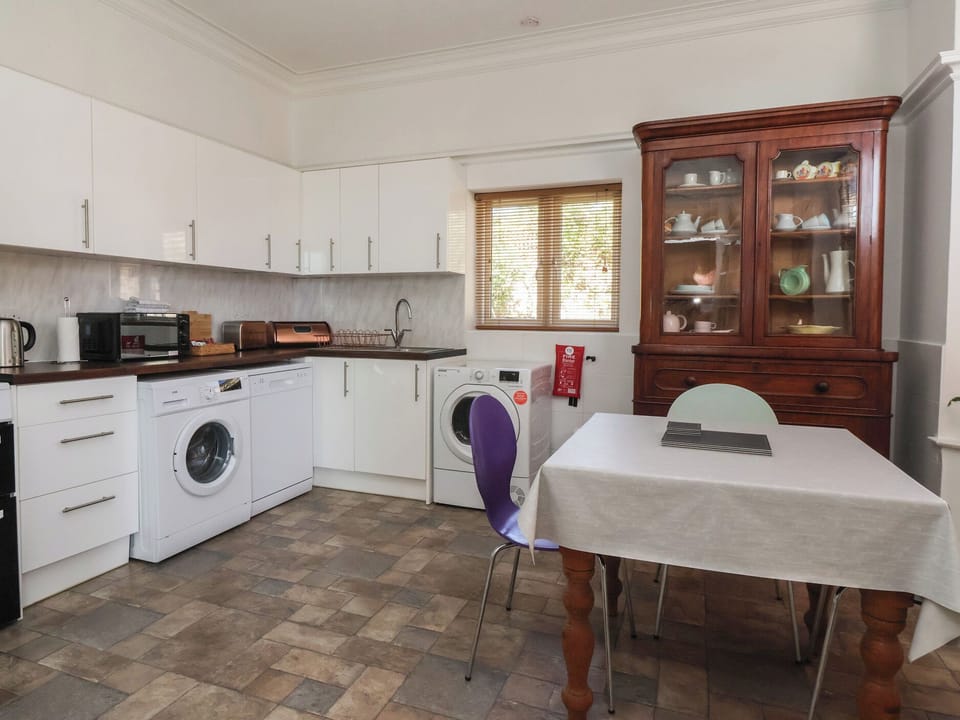 Cottage | Private kitchen | Dishwasher, cookware/dishes/utensils