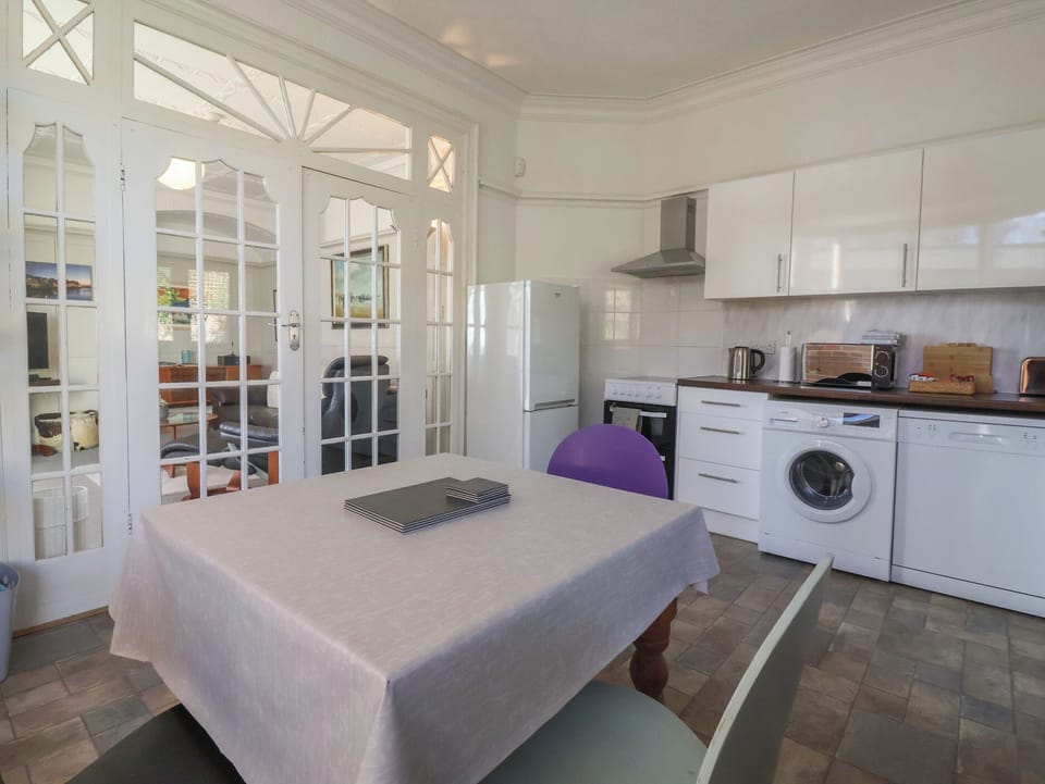 Cottage | Private kitchen | Dishwasher, cookware/dishes/utensils