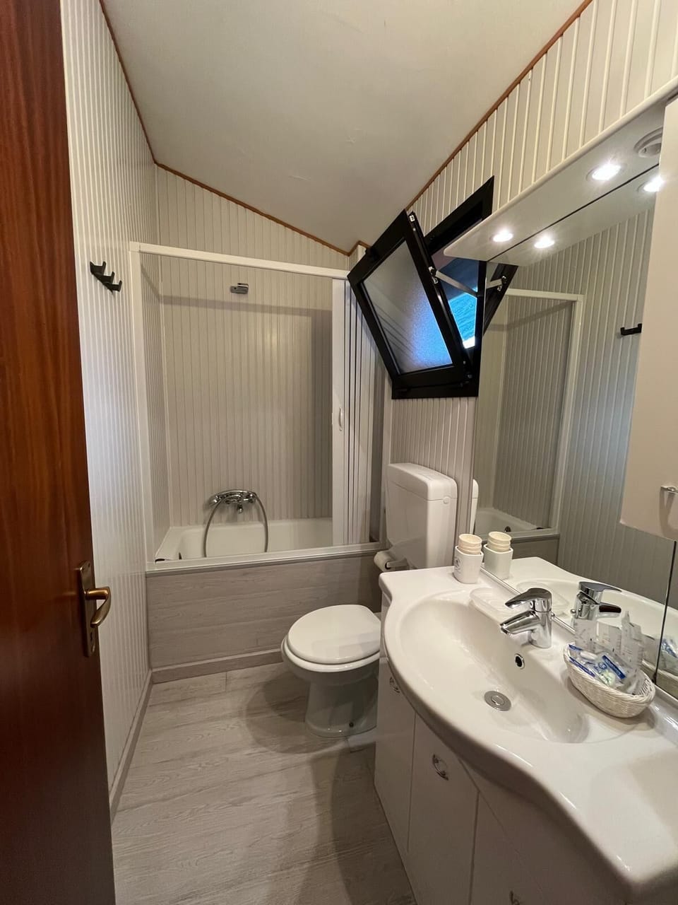 Economy Double or Twin Room, Courtyard View | Bathroom | Free toiletries, hair dryer, towels, soap