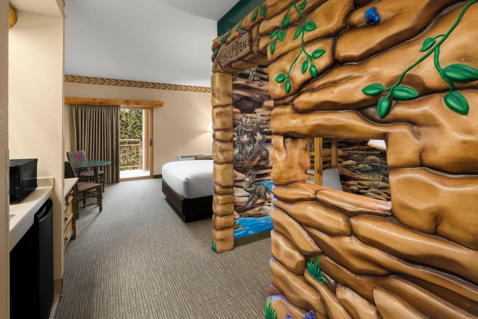 Wolf Den Suite - Waterpark Included | In-room safe, iron/ironing board, Internet, bed sheets