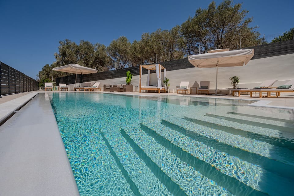 Outdoor pool, pool umbrellas, sun loungers