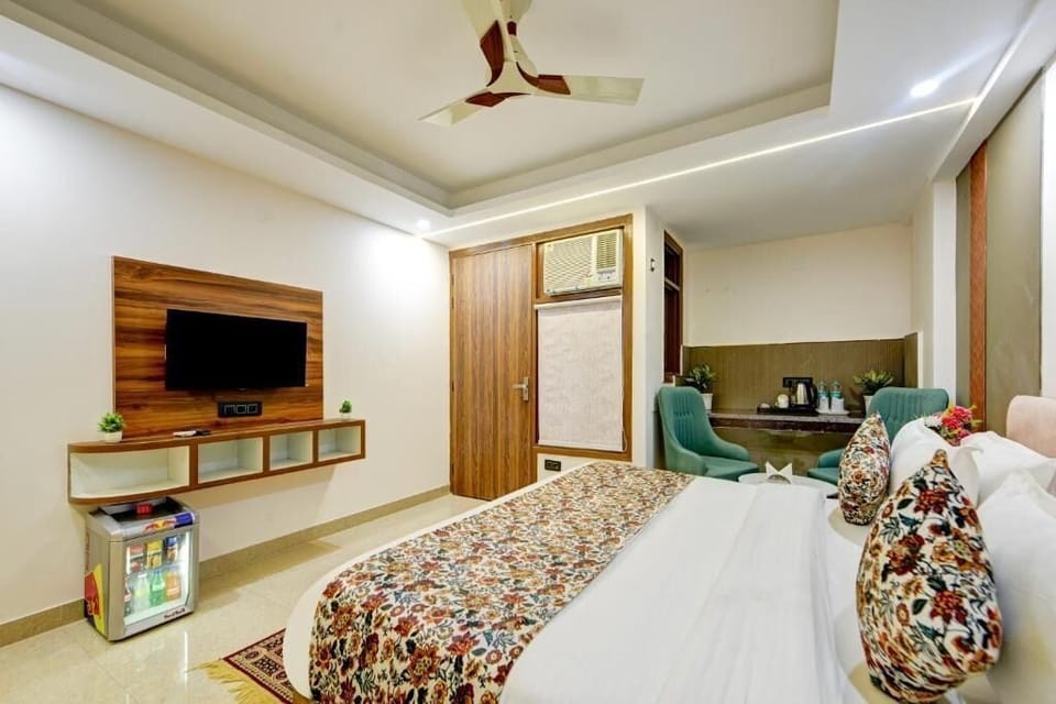 Deluxe Room, City View | Premium bedding, down comforters, pillowtop beds, minibar