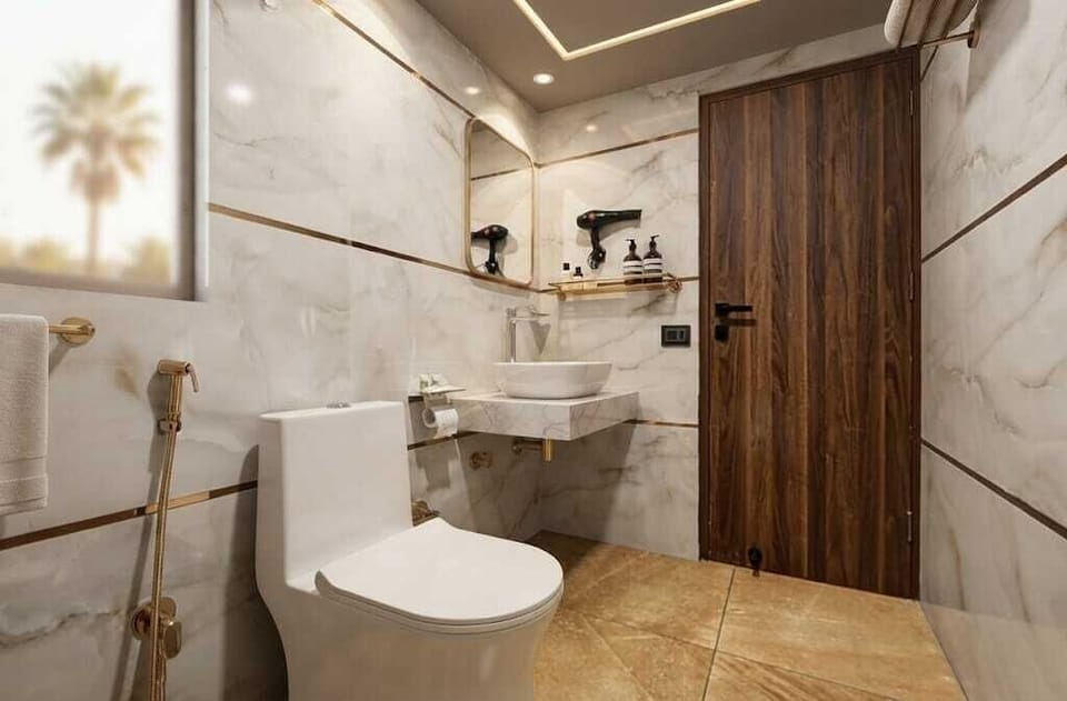 Deluxe Room, City View | Bathroom | Shower, hydromassage showerhead, designer toiletries