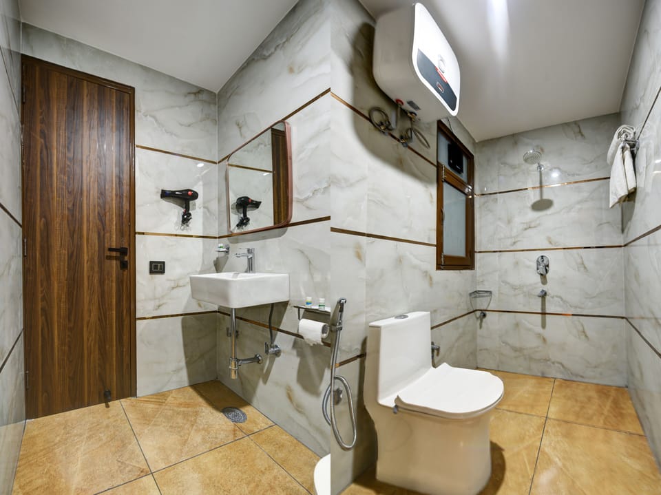 Deluxe Double Room, City View | Bathroom | Shower, free toiletries, bathrobes, slippers
