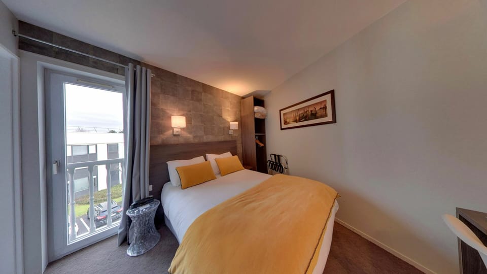 Desk, laptop workspace, iron/ironing board, free WiFi