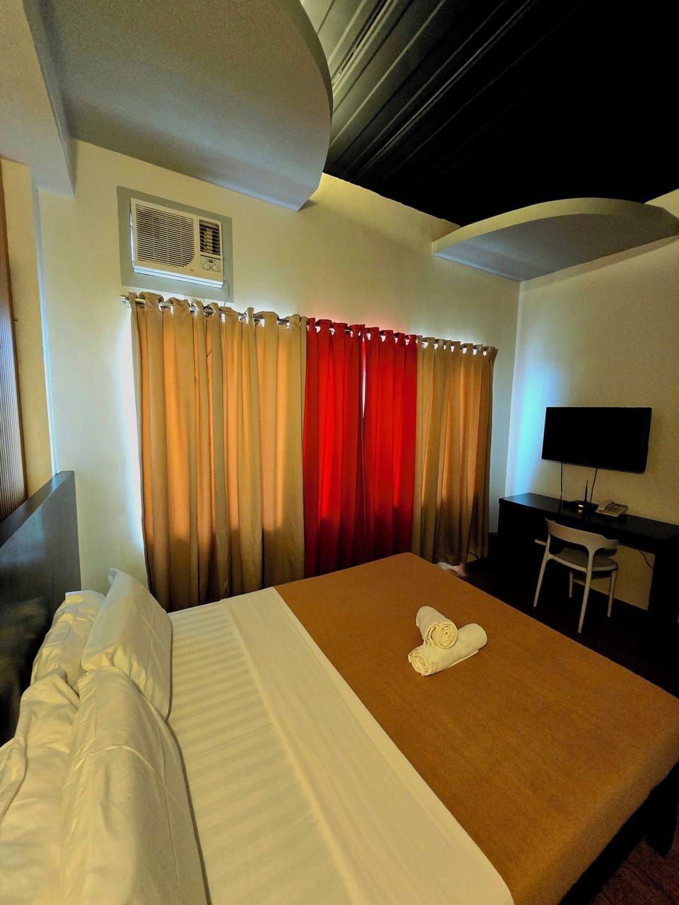 Queen Deluxe | Desk, blackout drapes, rollaway beds, free WiFi