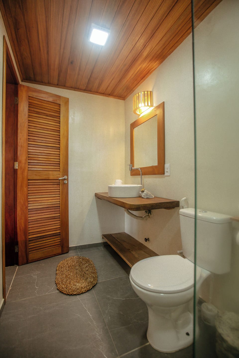 Kit House Tatu Bola com varanda | Bathroom | Shower, towels, soap, shampoo