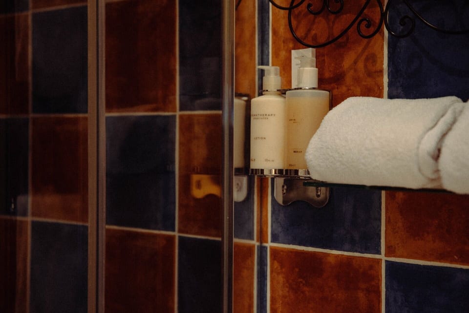Superior Double Room, Ensuite (Moroccan) | Bathroom | Free toiletries, towels