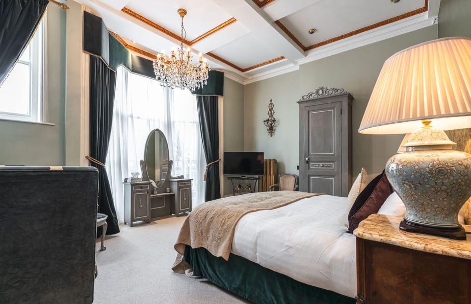 Deluxe Double Room, Ensuite (Perrier Jouet - Feature) | Free WiFi