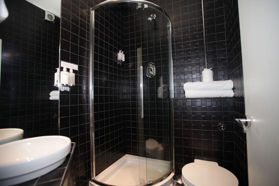 Superior Double Room, Ensuite (Poppy) | Bathroom | Free toiletries, towels