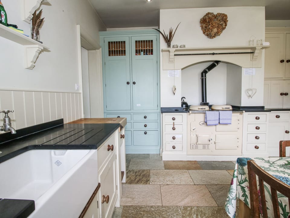 Cottage | Private kitchen | Fridge, dishwasher, cookware/dishes/utensils