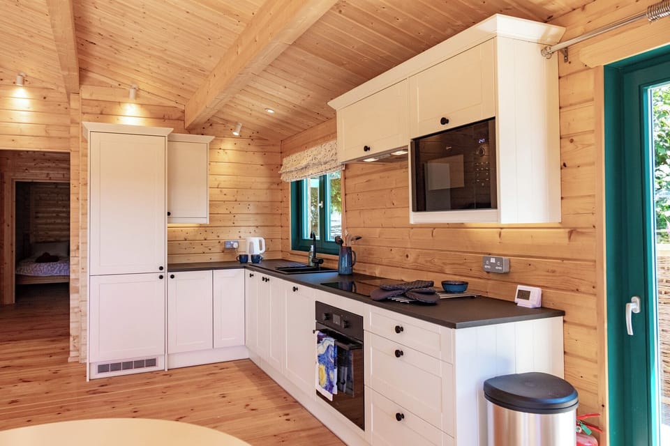 Cottage | Private kitchen | Fridge, microwave, dishwasher, cookware/dishes/utensils