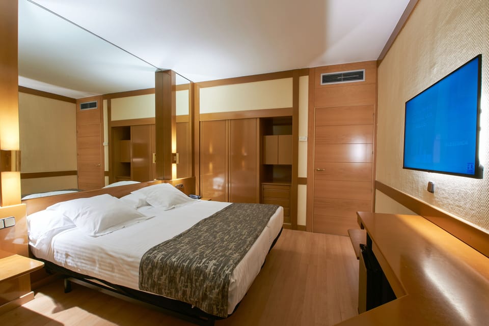 Standard Twin Room | Minibar, in-room safe, desk, laptop workspace