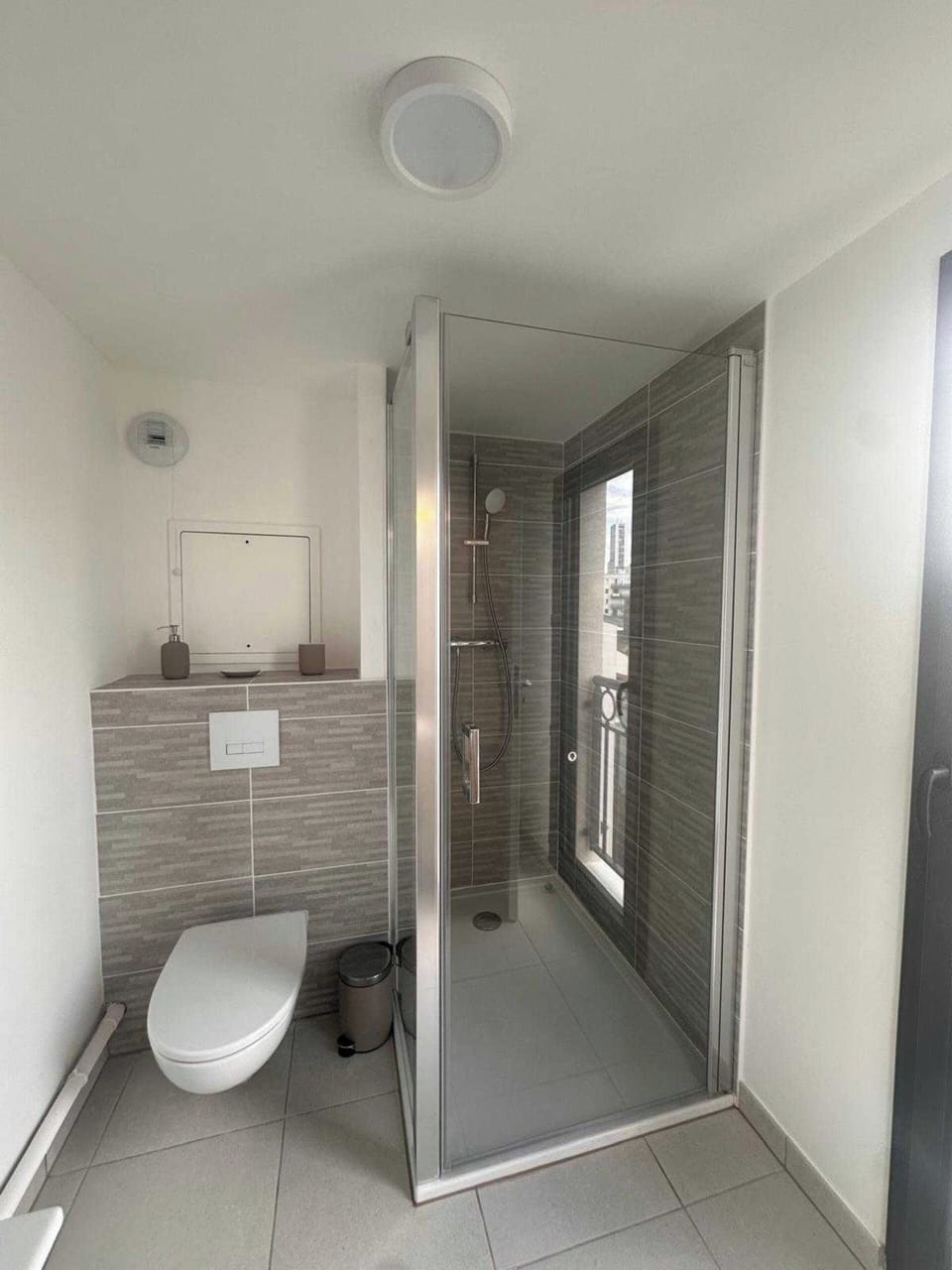 Apartment | Bathroom | Hair dryer, towels, shampoo