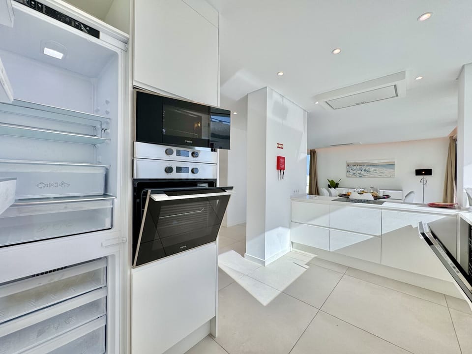 Microwave, oven, dishwasher, coffee/tea maker