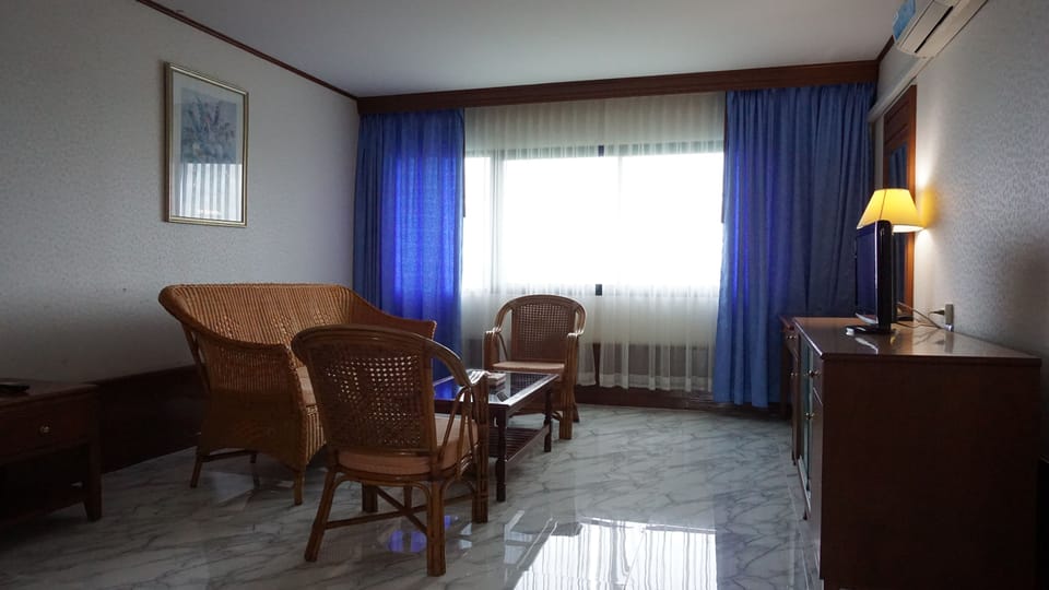 Junior Suite | Living area | TV