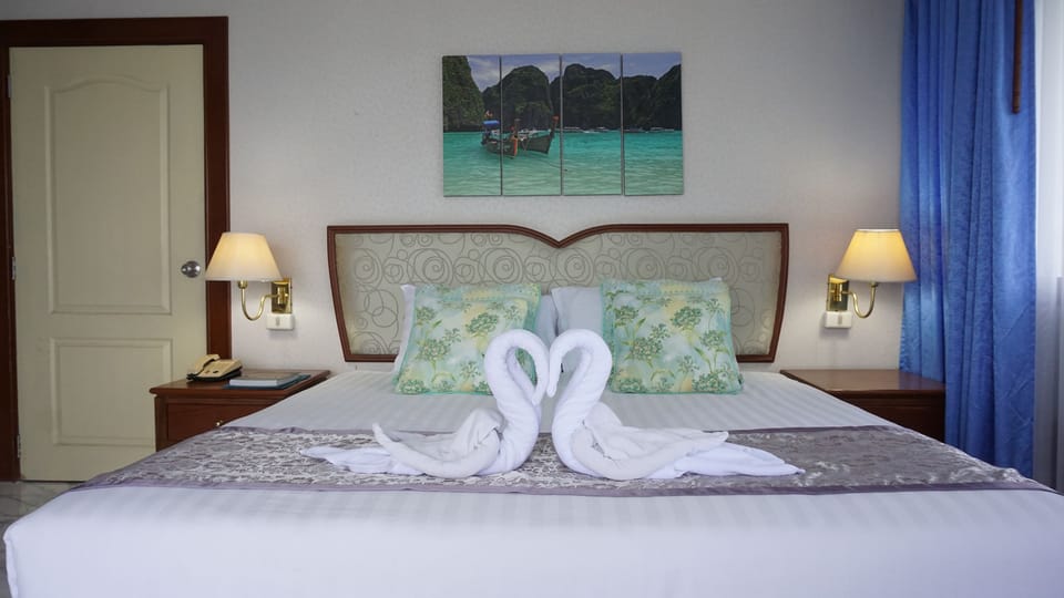 Junior Suite | Minibar, desk, rollaway beds (surcharge), WiFi (free)