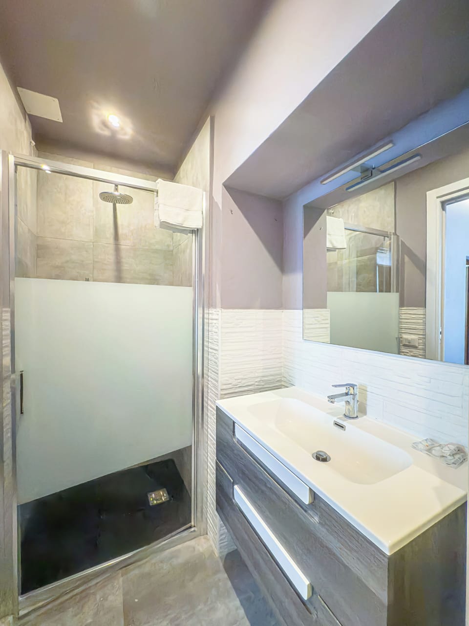 Comfort Quadruple Room | Bathroom | Shower, free toiletries, hair dryer, towels