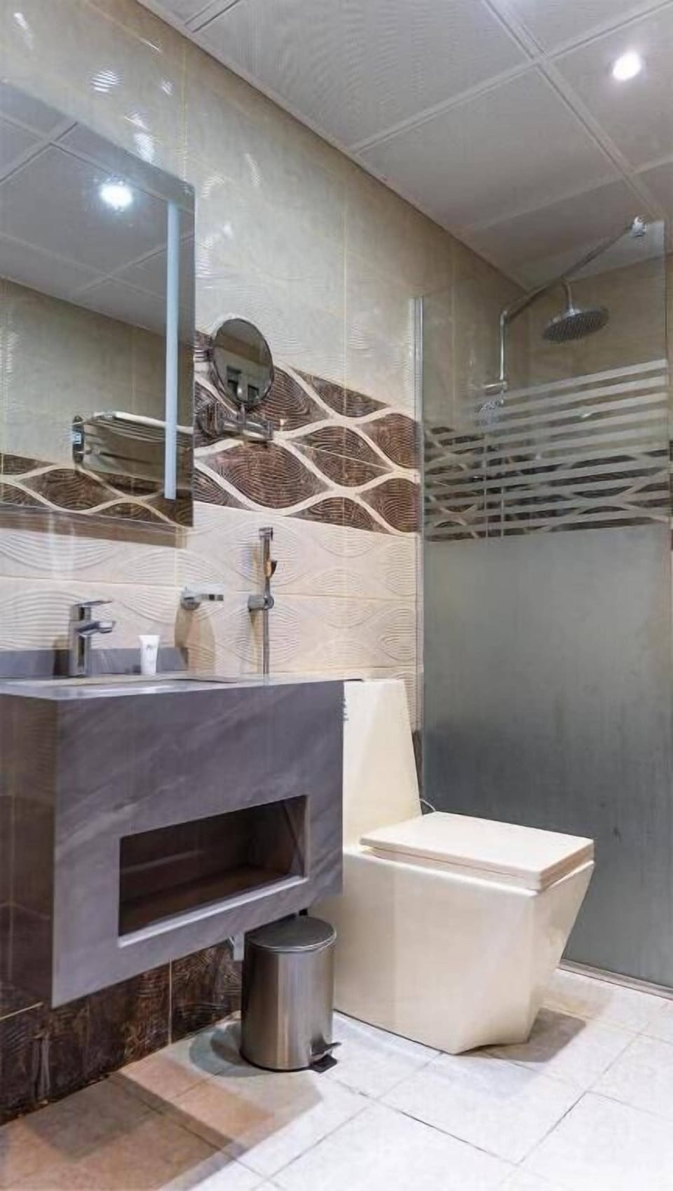 Deluxe Studio | Bathroom | Combined shower/tub, hair dryer, slippers, towels