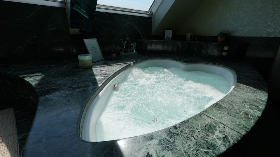 Deluxe Room | Private spa tub