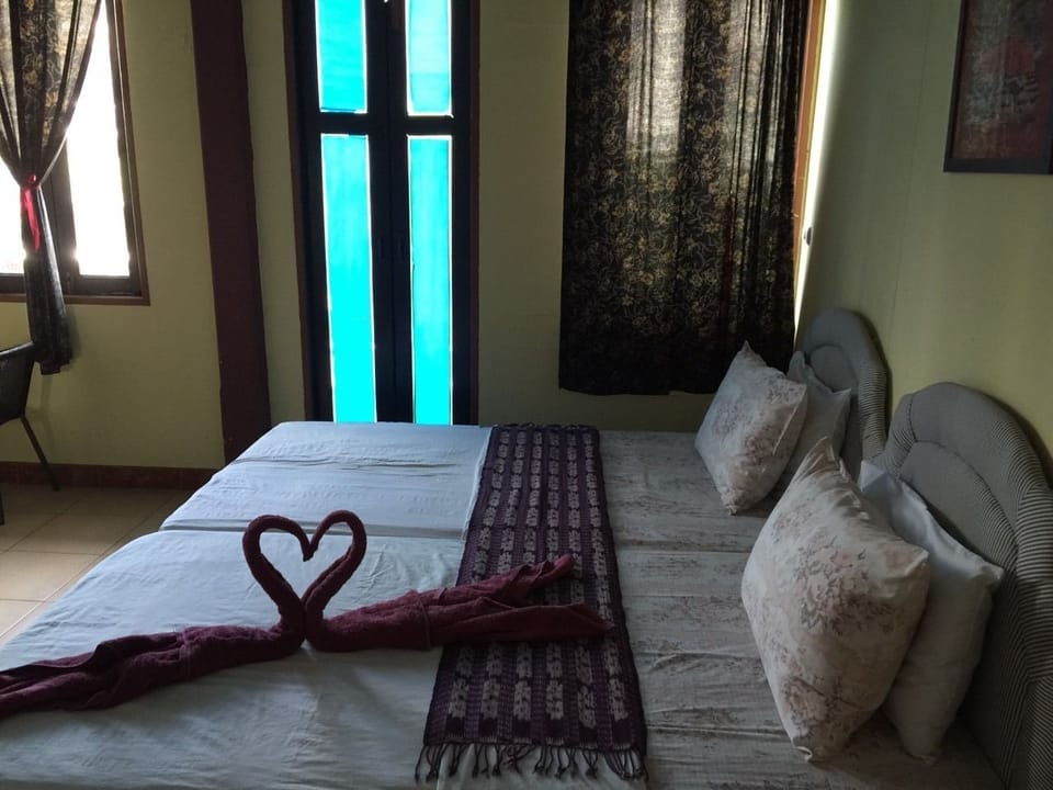 Standard Twin Bed | Desk, WiFi (free)
