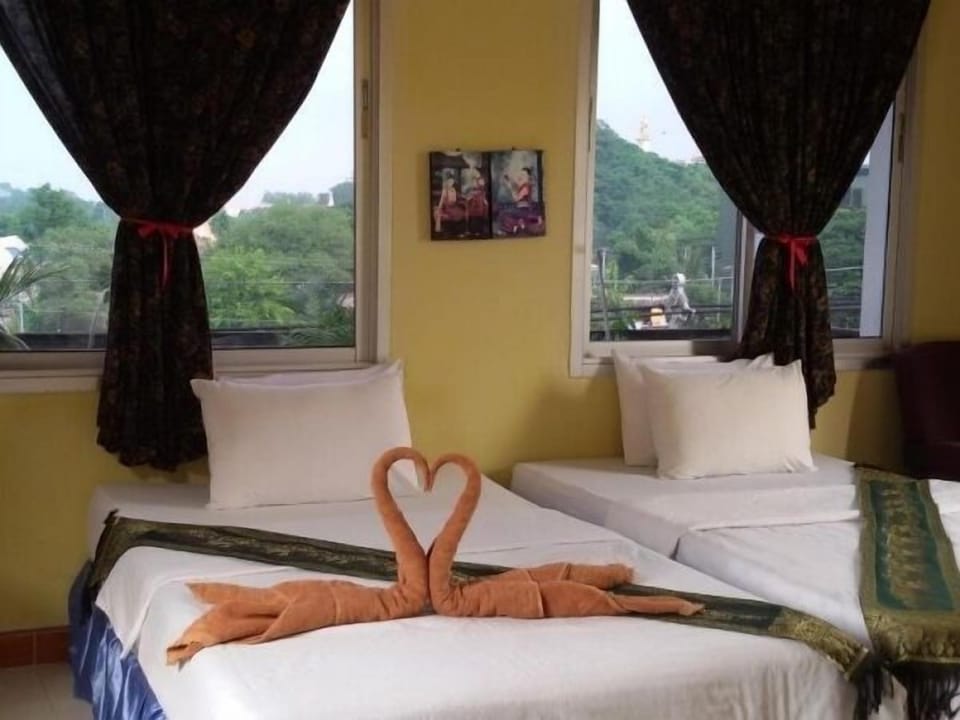 Standard Twin Bed | Desk, WiFi (free)