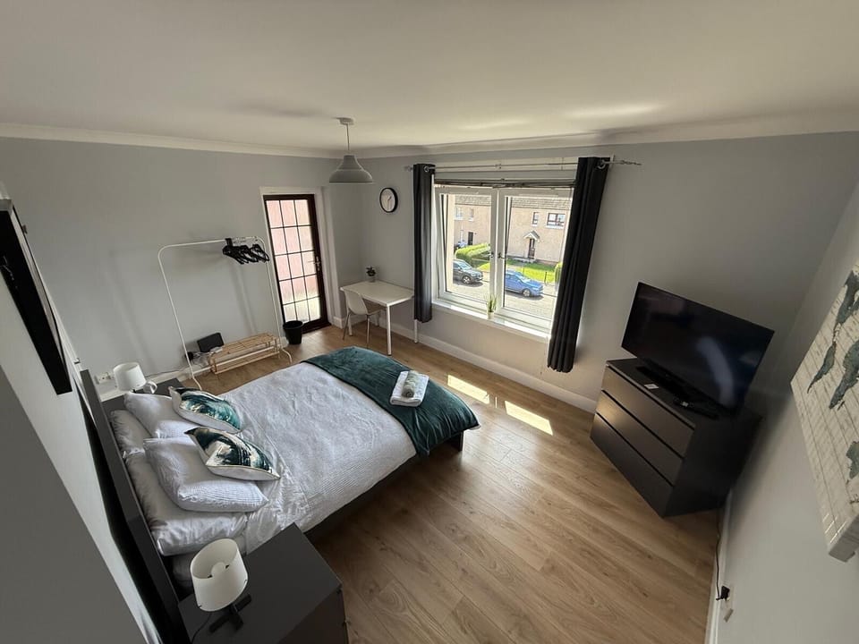 3 bedrooms, WiFi (free), bed sheets