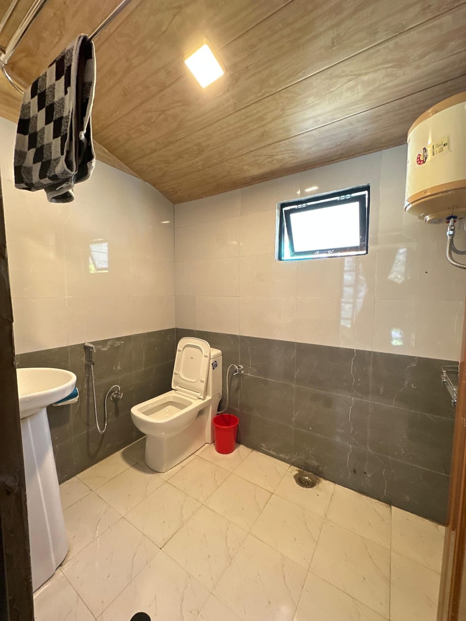 Cottage | Bathroom | Shower, free toiletries, towels, soap