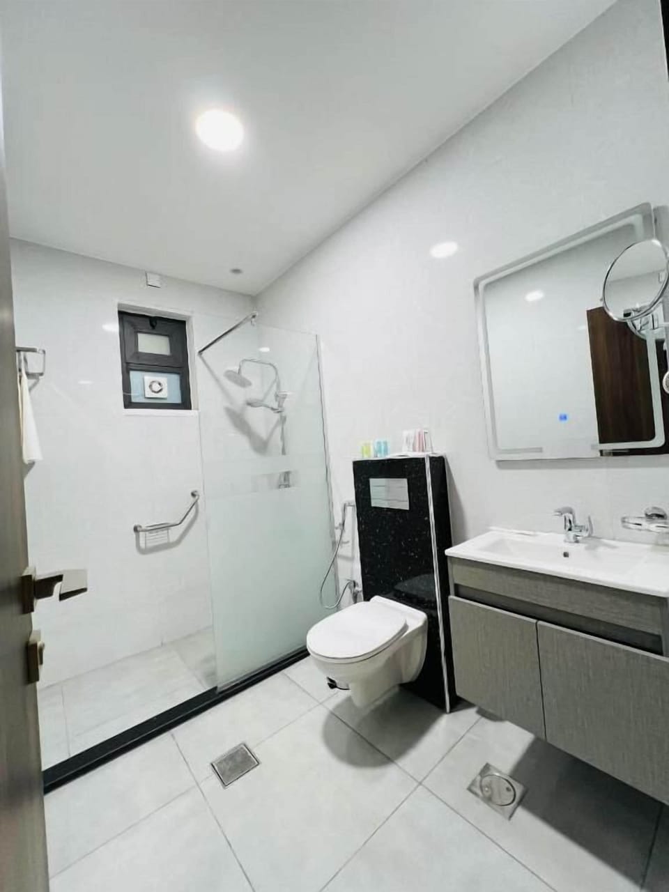 Luxury Suite, Courtyard View | Bathroom | Combined shower/tub, free toiletries, hair dryer, slippers