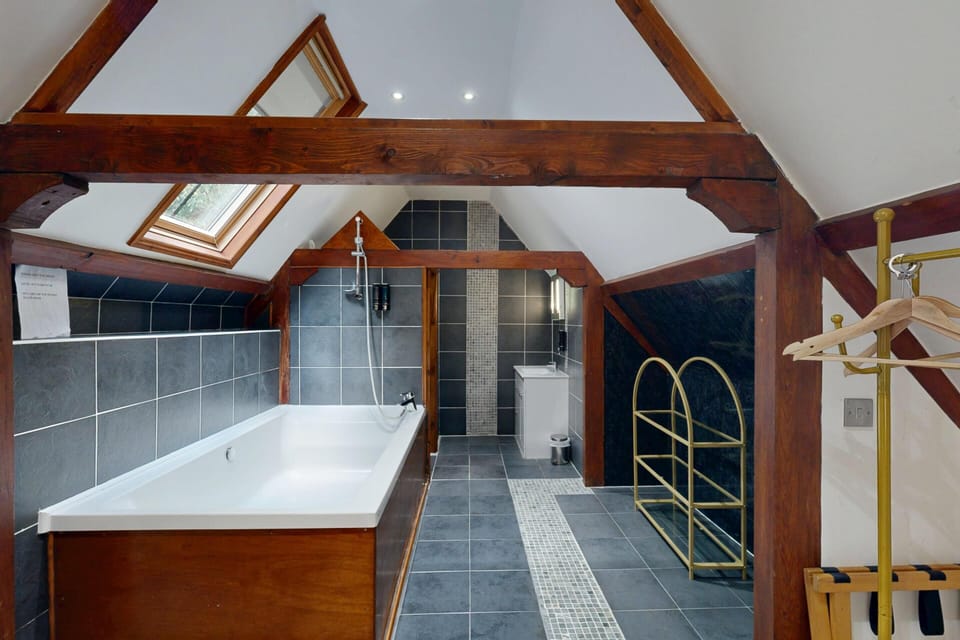 Superior Suite | Bathroom | Shower, hair dryer, towels, soap