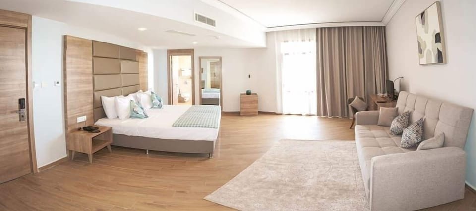Family Room, Balcony | In-room safe, desk, laptop workspace, blackout drapes
