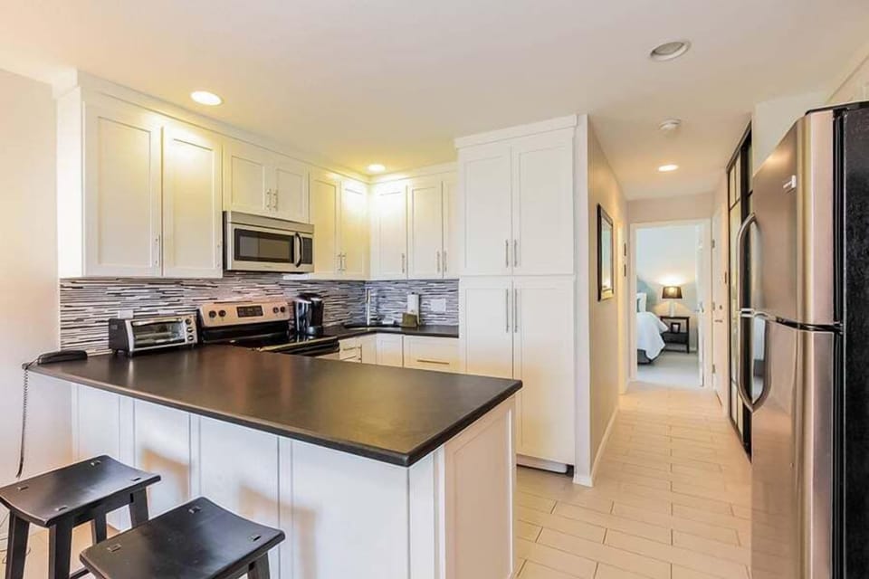 Condo, 1 King Bed with Sofa bed, Lanai, Ocean View (Kona Isle D1) | Private kitchen | Dining tables