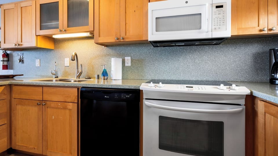 Condo, Multiple Beds, Lanai, Ocean View (Kona Bali Kai 322) | Private kitchen | Dining tables