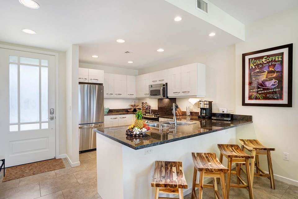 House, Multiple Beds, Lanai, Ocean View (Na Hale O Keauhou C1) | Private kitchen | Dining table