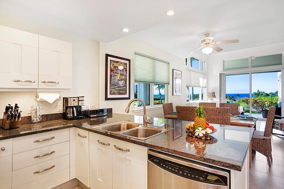 House, Multiple Beds, Lanai, Ocean View (Na Hale O Keauhou C1) | Private kitchen | Dining table