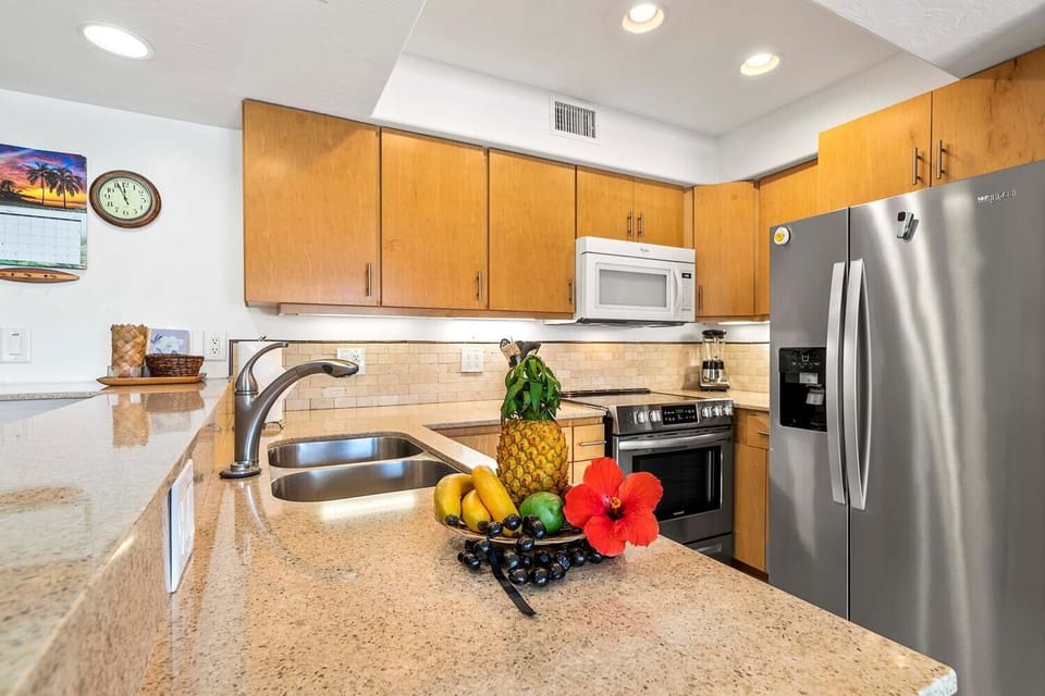 Condo, 1 Queen Bed, Lanai, Partial Ocean View (Casa de Emdeko 315) | Private kitchen | Dining tables