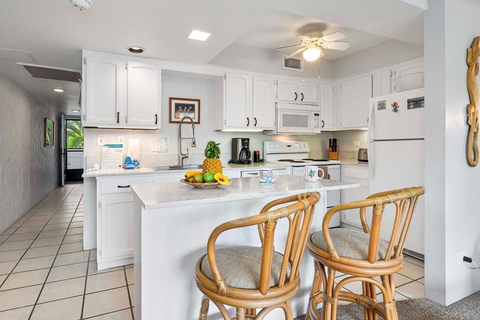 Condo, 1 King Bed with Sofa bed, Lanai, Garden View (Casa de Emdeko 225) | Private kitchen | Dining tables