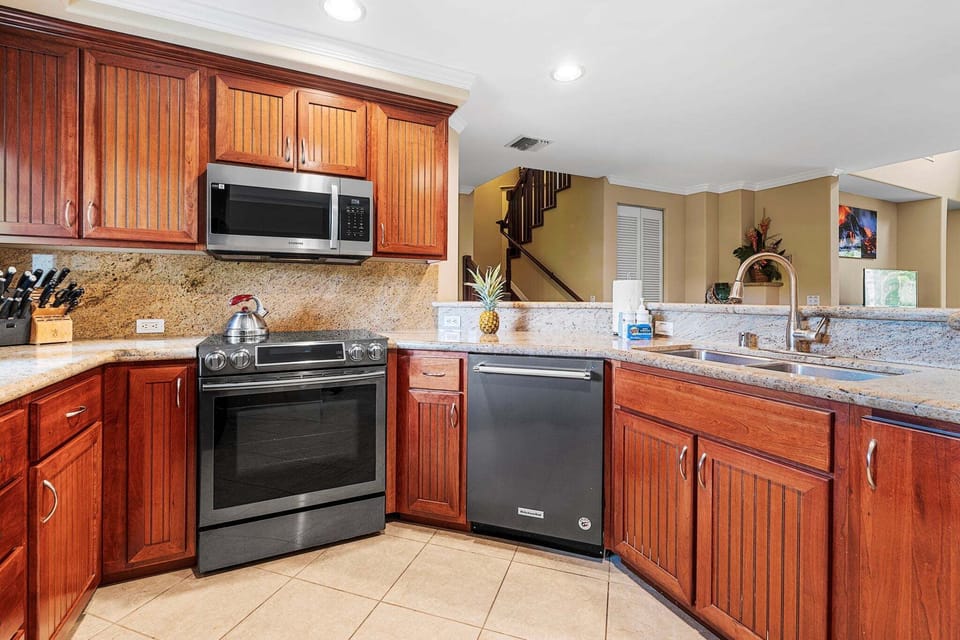 Condo, Multiple Beds, Lanai, Garden View (Palm Villas at Mauna Lani I23) | Private kitchen | Fridge, microwave, oven, stovetop