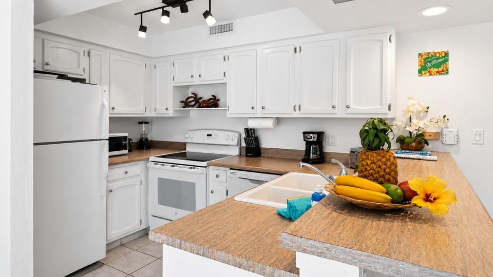 Condo, 1 King Bed with Sofa bed, Lanai, Garden View (Casa de Emdeko 121) | Private kitchen | Coffee/tea maker, dining table