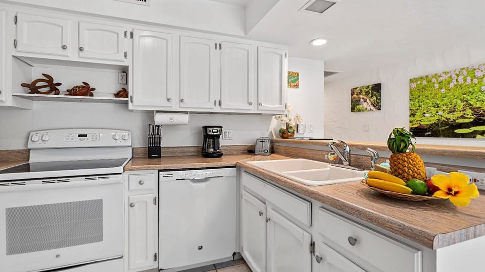 Condo, 1 King Bed with Sofa bed, Lanai, Garden View (Casa de Emdeko 121) | Private kitchen | Coffee/tea maker, dining tables