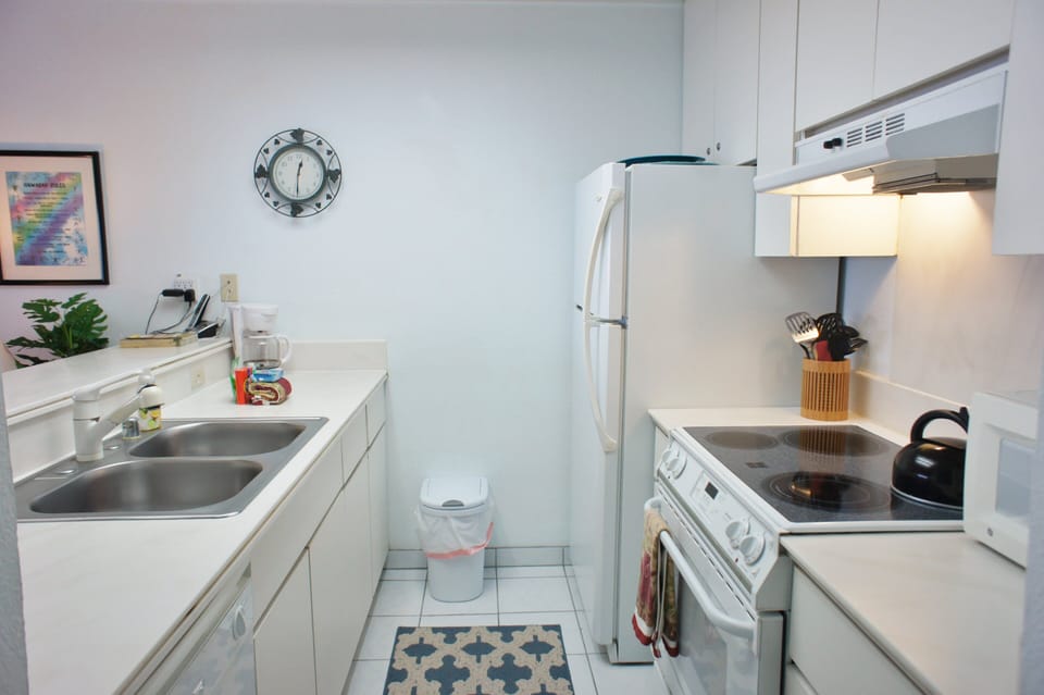 Condo, 1 King Bed with Sofa bed, Lanai, Ocean View (Kona Reef D37) | Private kitchen | Dining tables