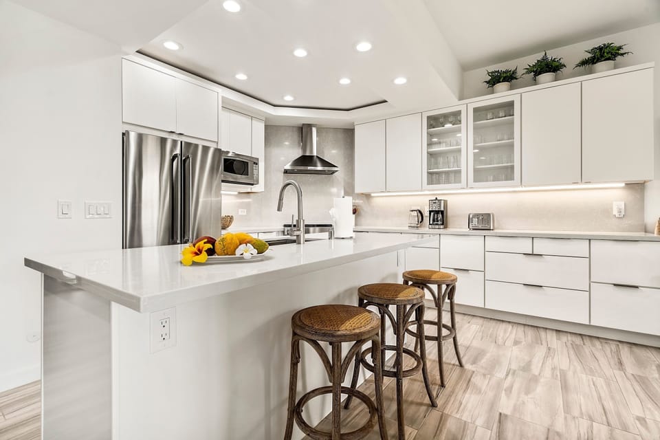 Condo, 1 King Bed, Balcony, Mountain View (Mauna Lani Point H107) | Private kitchen | Dining tables