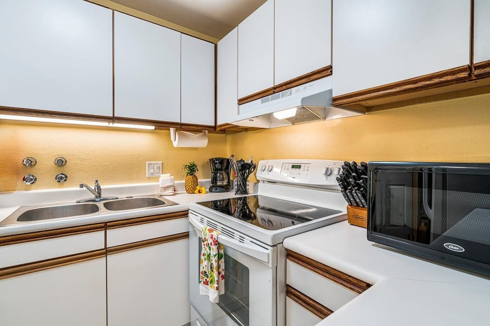 Condo, 1 King Bed with Sofa bed, Lanai, Garden View (Kona Isle B5) | Private kitchen | Dining tables