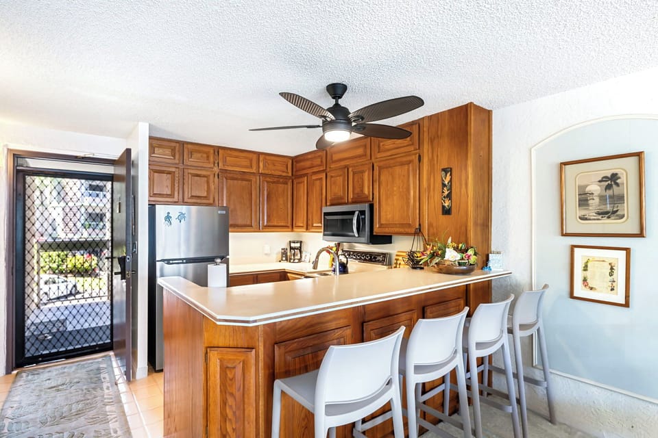 Condo, Multiple Beds, Lanai, Ocean View (Alii Villas 227 Hale O Naia) | Private kitchen | Dining tables