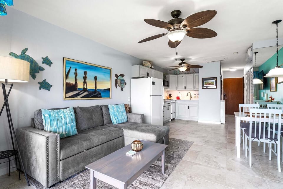 Condo, 1 King Bed, Lanai, Partial Ocean View (Kona Isle C37) | Living area | 42-inch flat-screen TV with digital channels